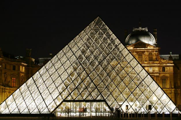 Die durchsichtige Glaspyramide vom Louvre