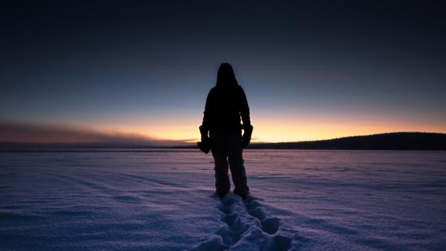 Lappland Jerisjärvi-See bei Sonnenuntergang um 14:00.