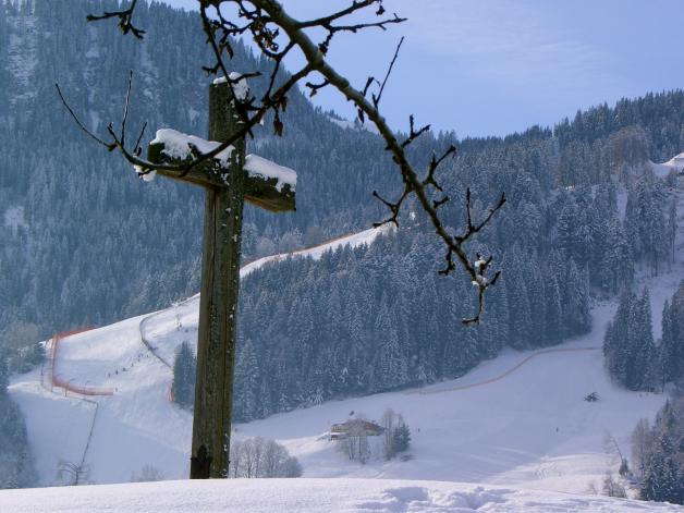 Das einsame Kreuz im Schnee, Kitzbühel, Oesterreich