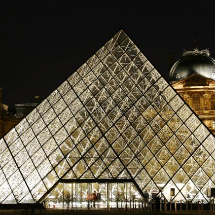 Die durchsichtige Glaspyramide vom Louvre