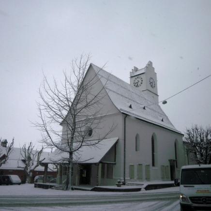 Winter is back dreieckiges am Dach der Kirche (Büren)