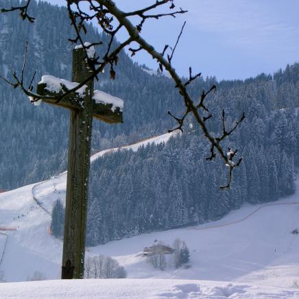 Das einsame Kreuz im Schnee, Kitzbühel, Oesterreich