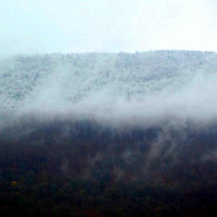 Schnee und Nebel der Jurakette entlang